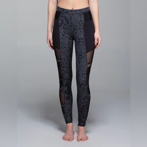Lululemon Just Breathe Pant
Animal Swirl Deep Coal Light / Black size 6 EUC